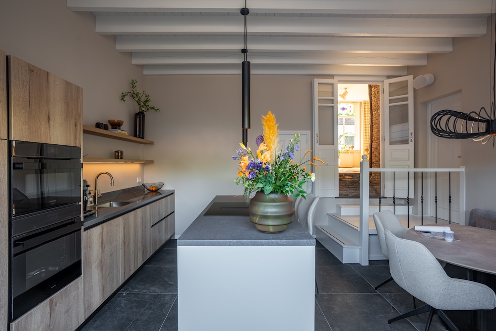 Foto Binnenkijken: een warme keuken die helemaal opgaat in het interieur FotoBinnenkijken: een warme keuken die helemaal opgaat in het interieur